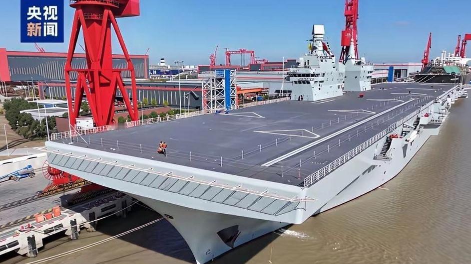 076型首舰，去年下水、今年海试、明年服役。
“蓝星”上首款电磁弹射无人机航母，