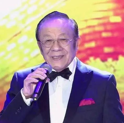 杨洪基的《滚滚长江东逝水》甩朱之文几条街

朱之文靠翻唱《滚滚长江东逝水》走红，