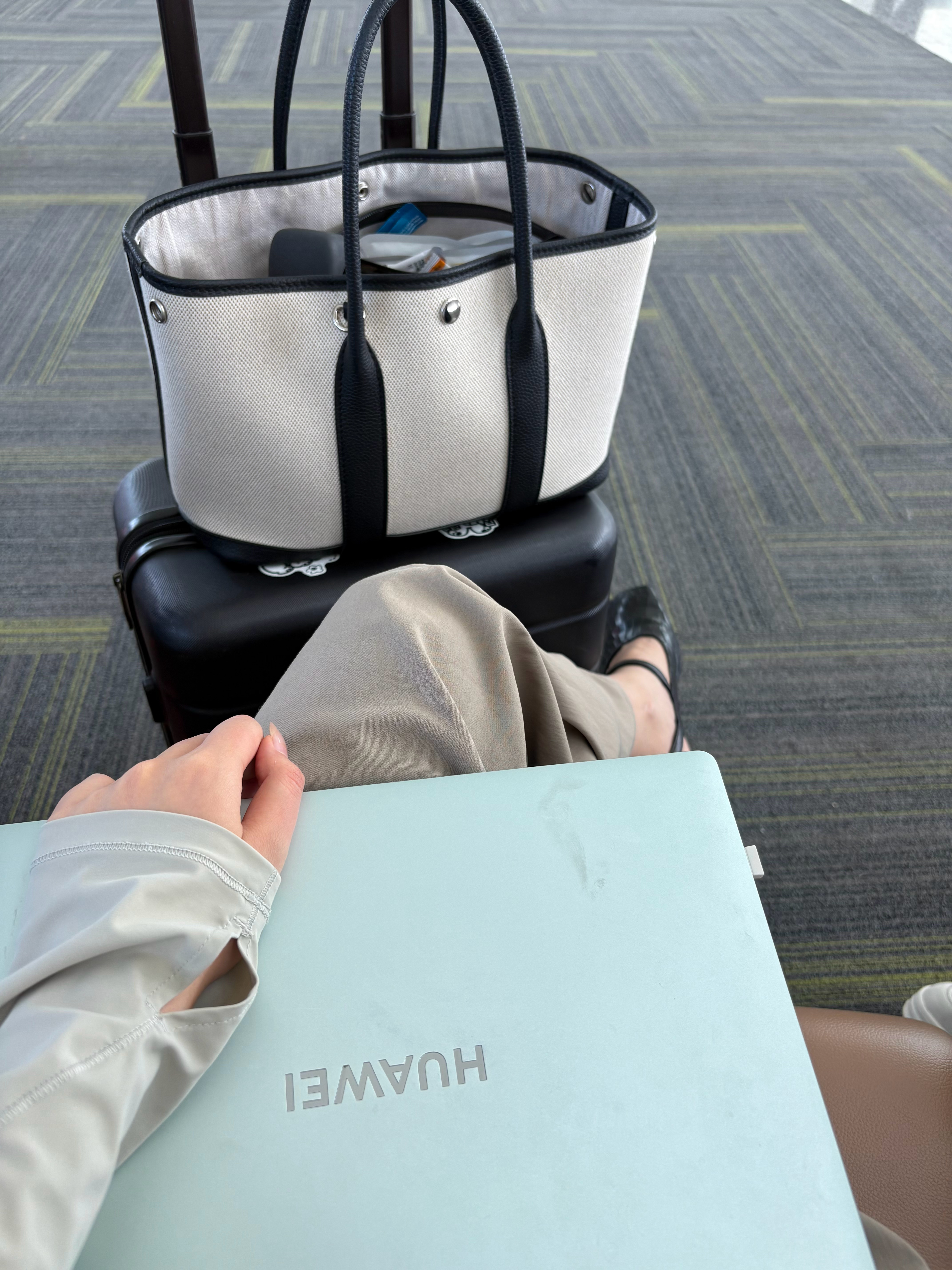 今天早上7:00起床，现在在机场候机写PPT，等飞重庆，这次会在重庆和成都待五天