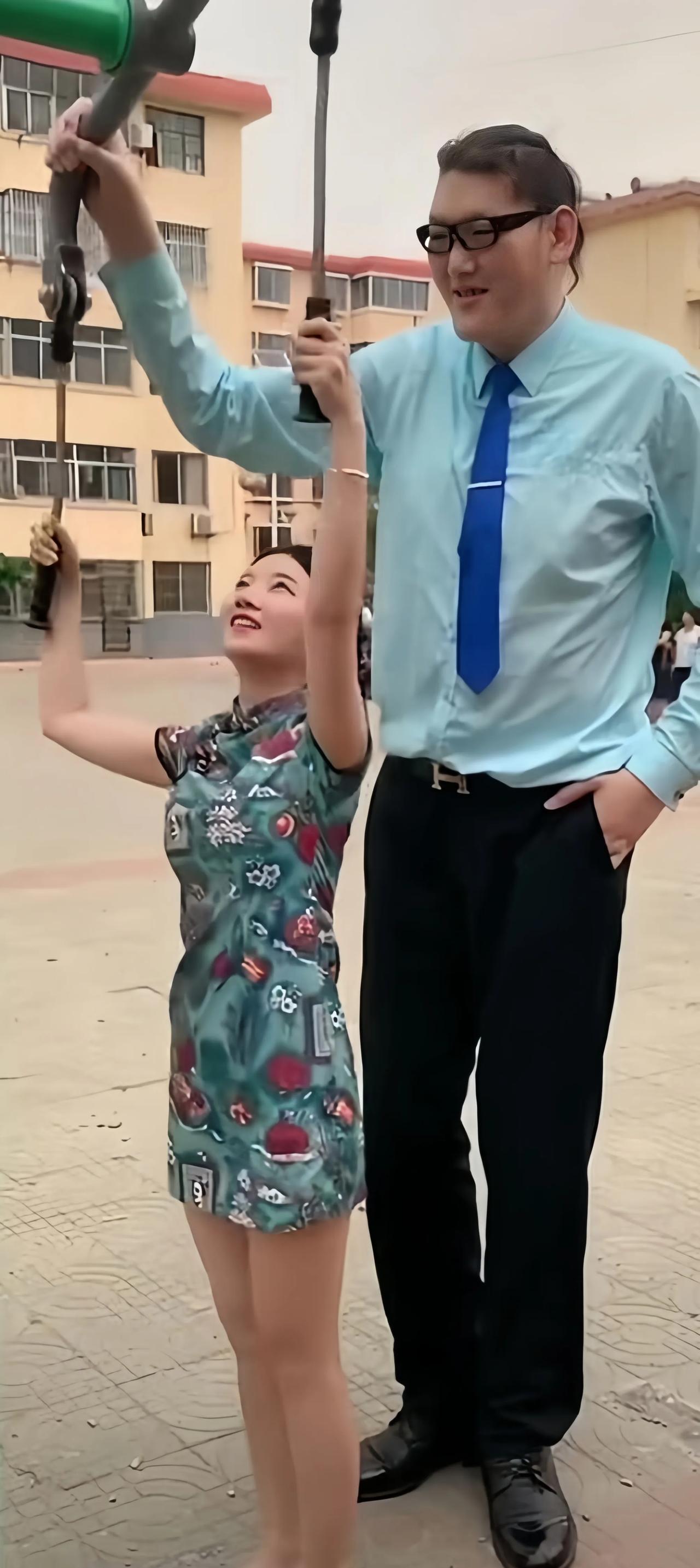 这是一对夫妻合影，不过这身高差异也太大了吧。