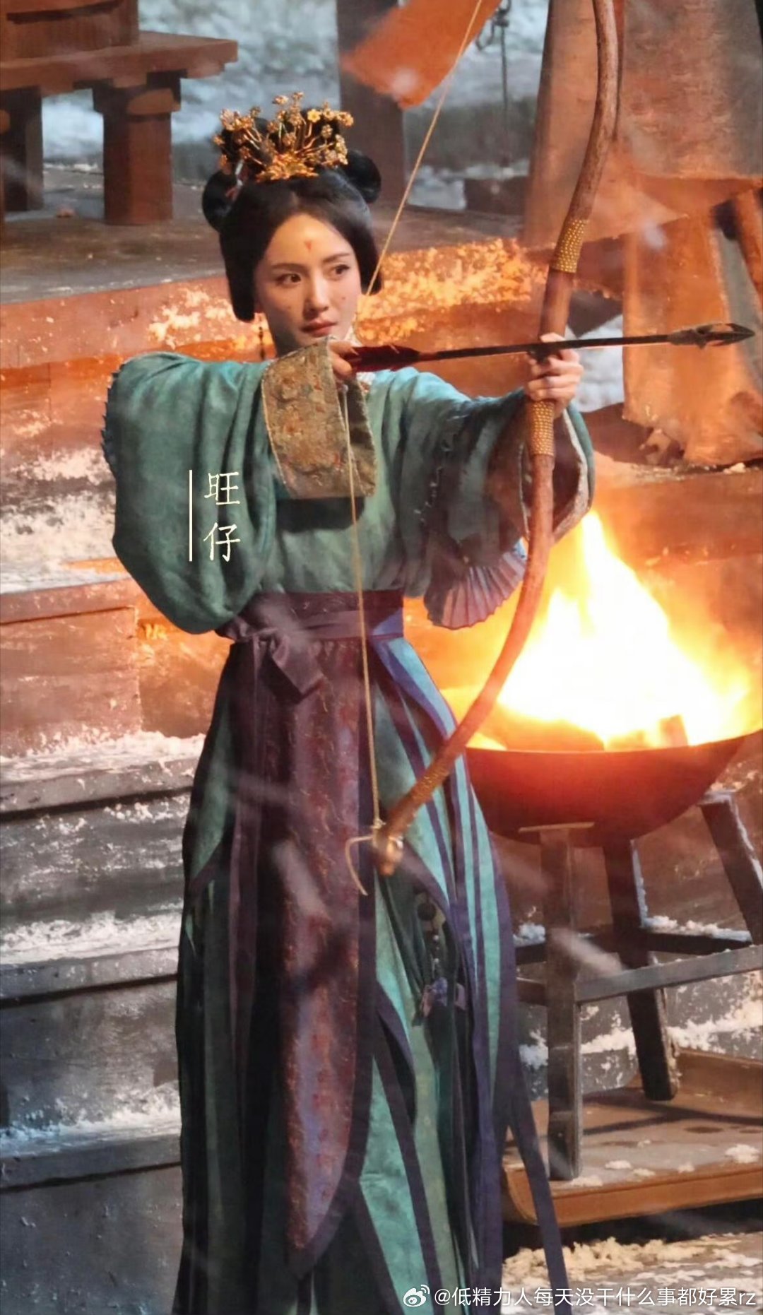 这个衣服很好看啊布料质感、配色比之前做这类衣服的，比如说包上恩周亦然那个剧还有欧