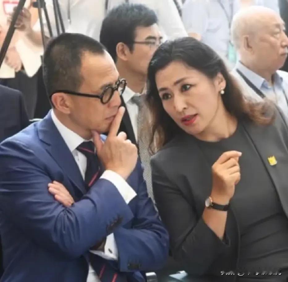 李泽楷旁边这个美女大姐看着好眼熟，就是叫不出名字来！[流泪][捂脸][捂脸]