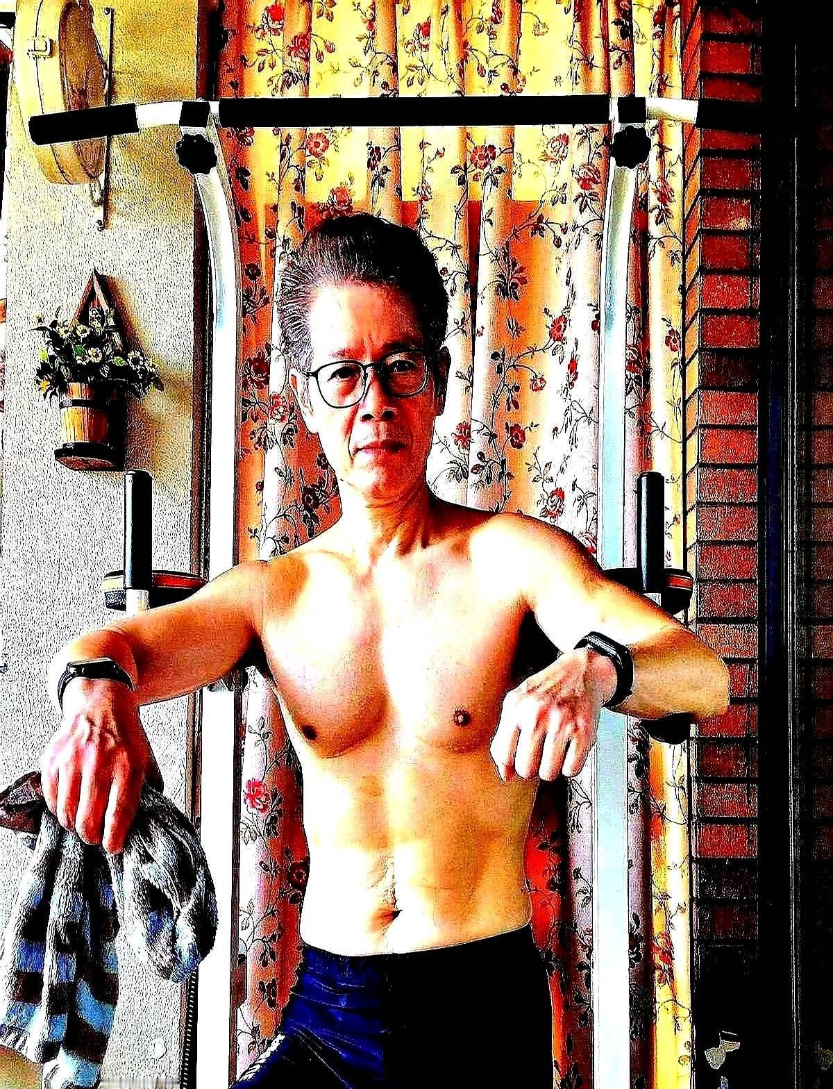 王阿姨跑半年不掉秤，不是她不够拼，是路子错了。
先举铁再慢跑，脂肪掉得快一倍。