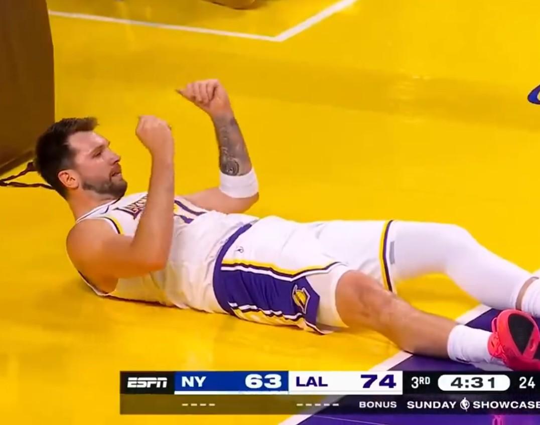 东契奇真是不长记性！

造进攻犯规失败，裁判没给哨子，倒地上对着裁判比数钱手势，