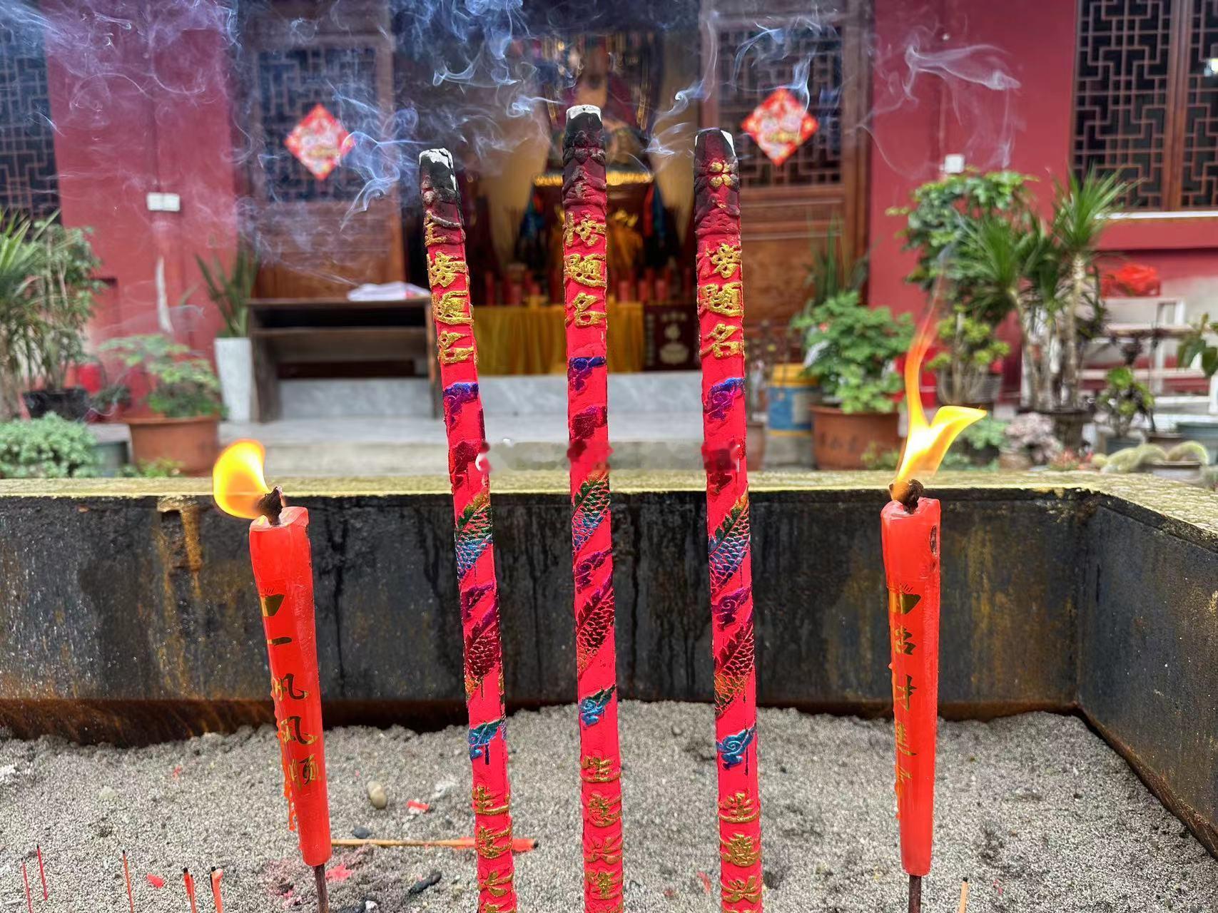 今日四月十五，吉祥香期🙏诚心礼佛、行善放生，身口意广修善德。师兄为大家好运加持