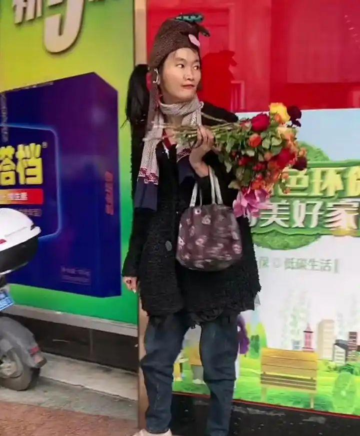 酷似张曼玉的流浪女子手持鲜花，站台边动作怪异还念念叨叨，咋回事？ 