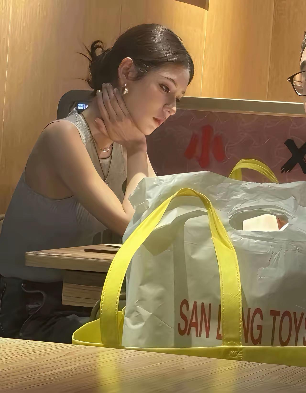 吃饭碰到这种，怎么上去加微？