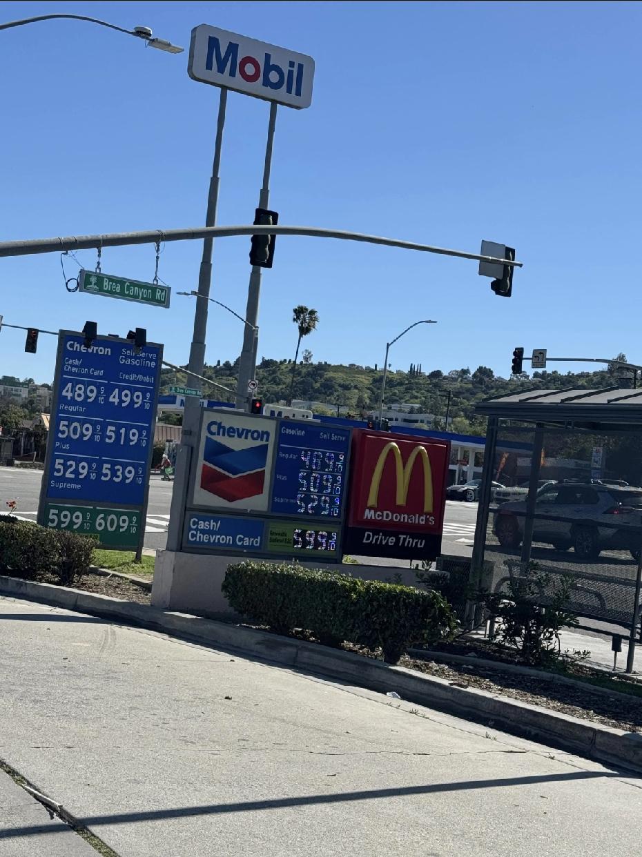 油价又涨了，看似只是加油站里的数字变高，实则是牵一发而动全身，把压力传导到了我们