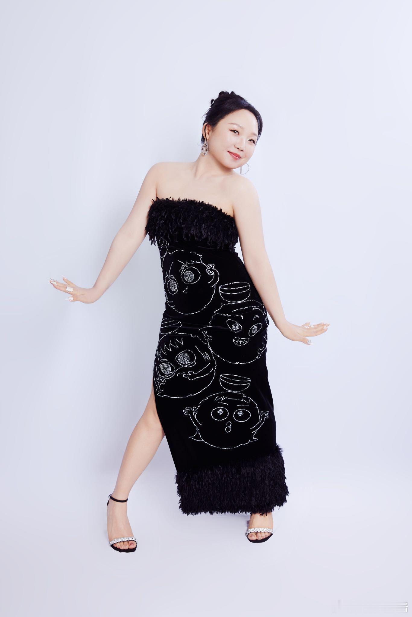 李嘉琦把650穿在身上走红毯  厉害了，李嘉琦亮相红毯惊艳众人。650 小豆人 