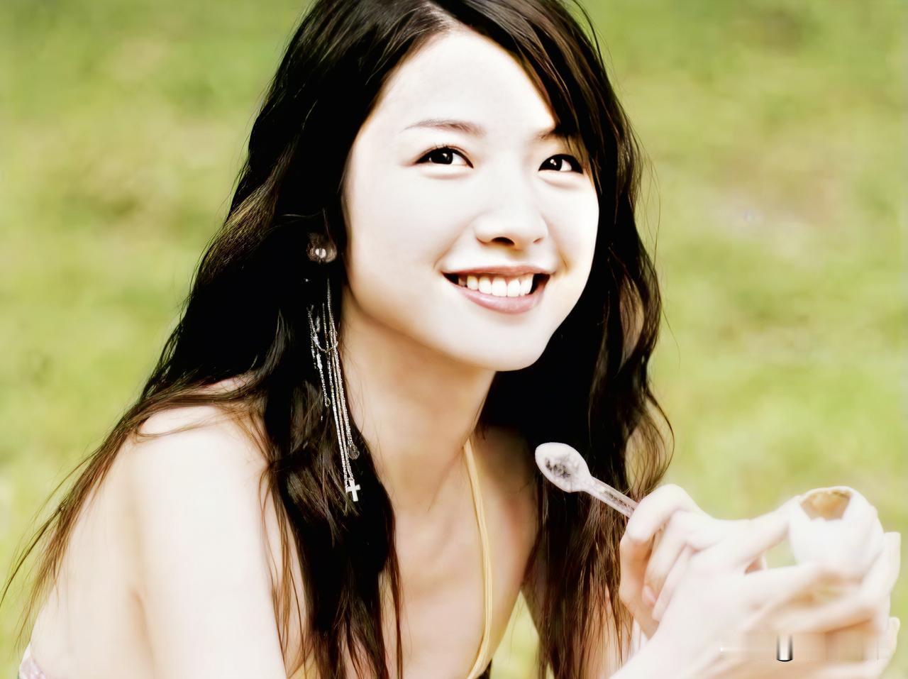 老公：你知道许玮伦吗？
我：知道啊。
老公：19年前的今天她过世了，我当时哭了。