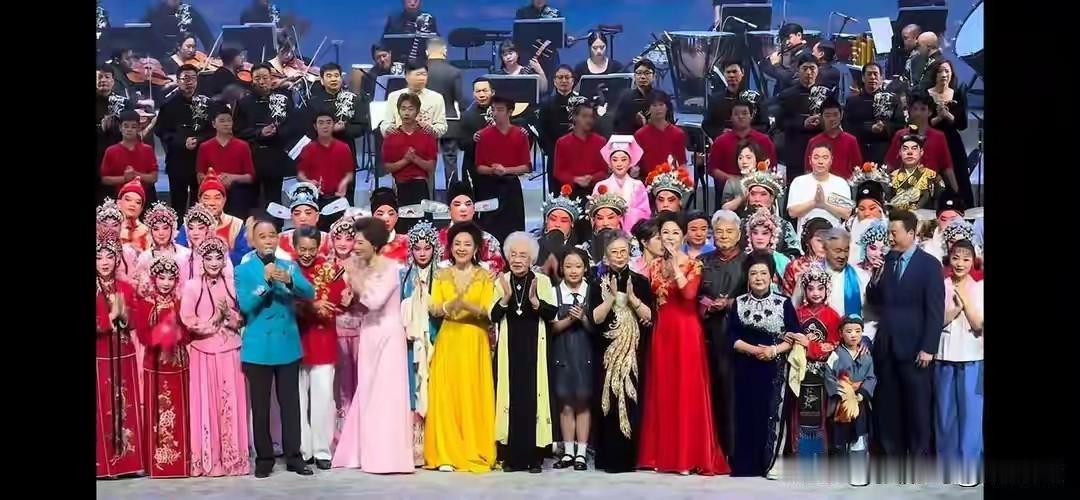 师傅三人霸占舞台正中间。
老一辈的要面子、中年的重名利、年轻的想走捷径，
健康传