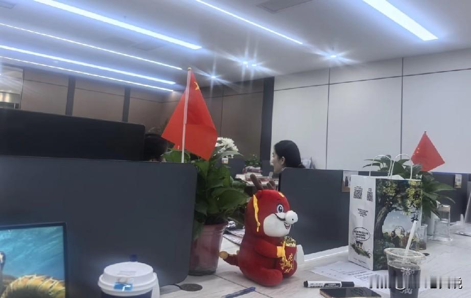 前后脚入职的两个新员工，进行试用期阶段性考核，部门经理一个给了90分，一个给了8