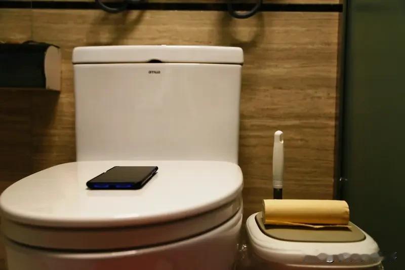 惊爆！20岁女生长期如厕刷手机，盆底竟老化如60岁！
20岁本应活力满满，可小李