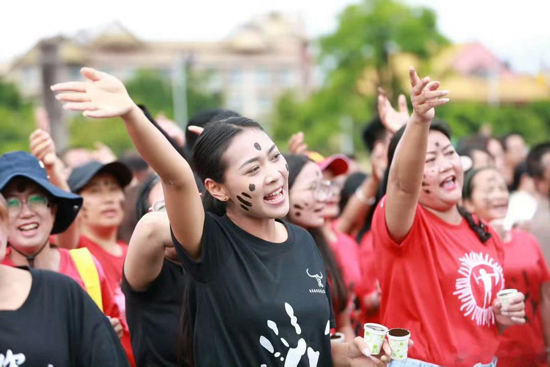 狂欢泥巴里的云南 五一假期，云南沧源，一场别开生面的“摸你黑”狂欢节开幕。广场上