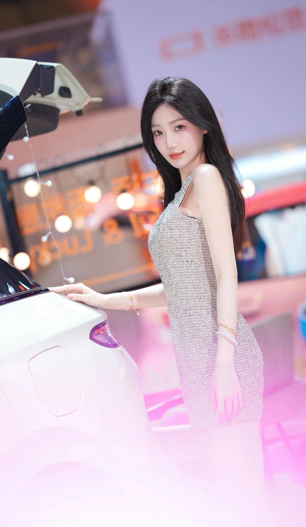 冬日生活打卡季这是一场视觉的盛宴，一次美的朝圣！图中这位身着银灰细密织纹连衣裙的