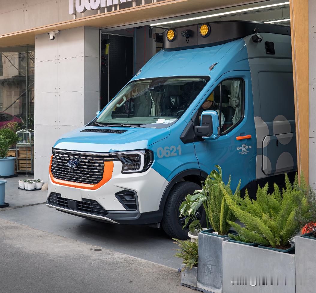 福特T8大房车涂装变成天蓝色的外壳，感觉还真好看！
这个配色你觉得怎么样？

福