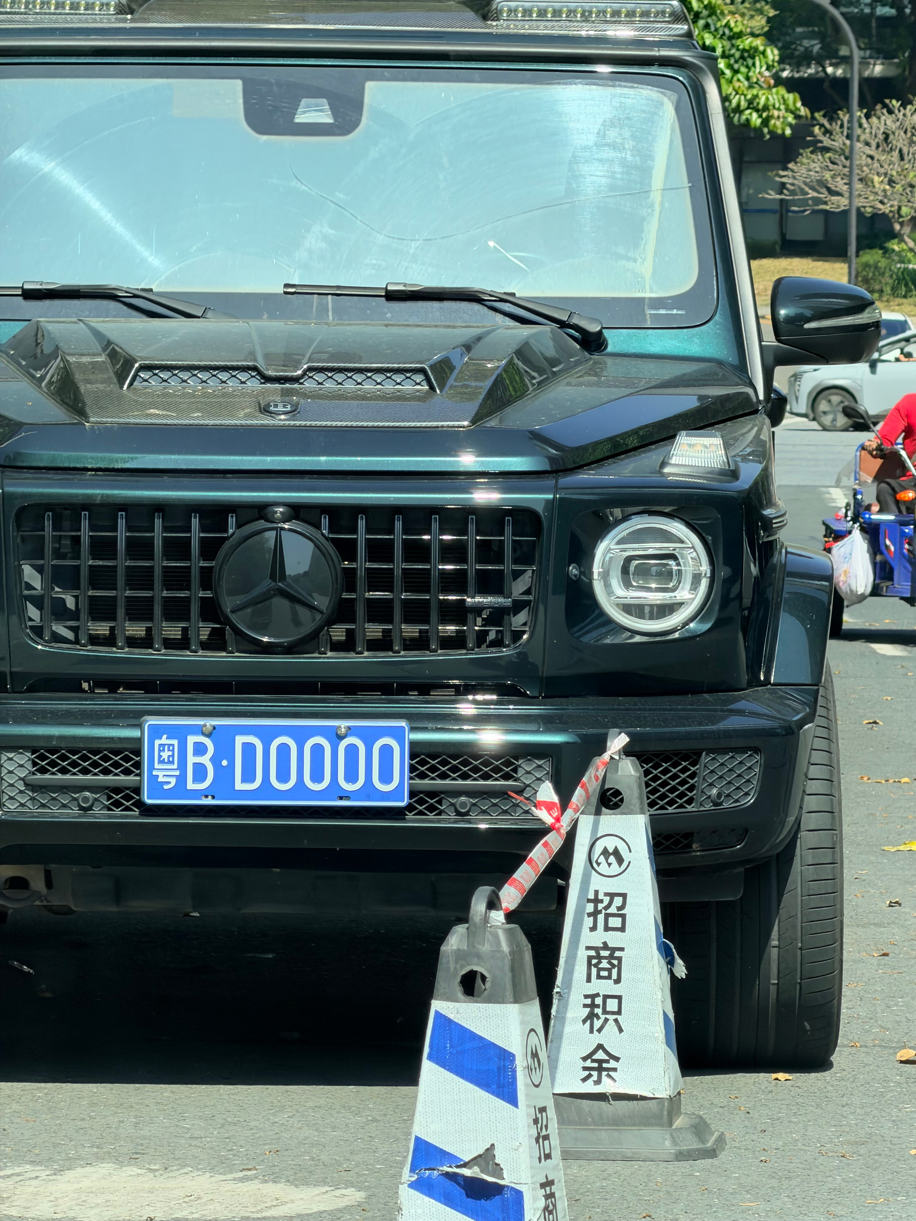 我家楼下停着一台车牌很牛的车 
