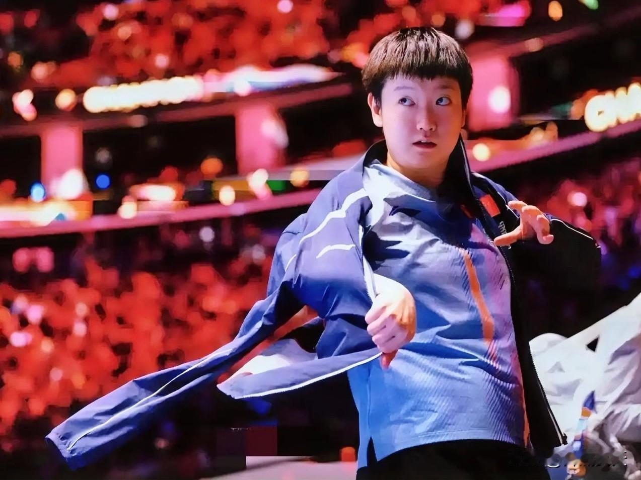 孙颖莎的这张照片
给大家推荐一下。
动感十足
霸气威武。
眼神里充满坚定。