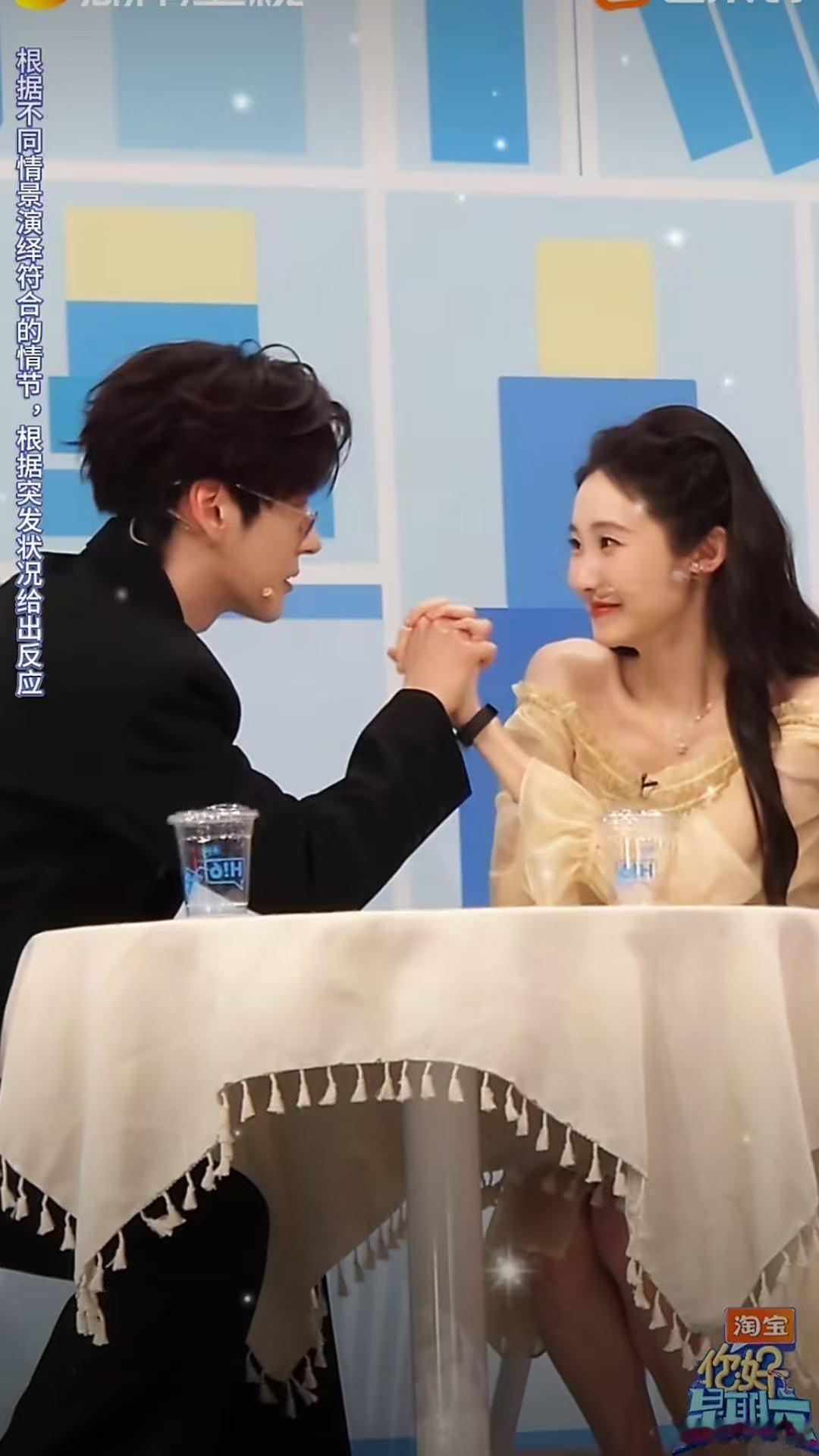 魏哲鸣张艺凡十指紧扣下意识的牵手动作自然又温柔，细节里全是细腻的温柔。 