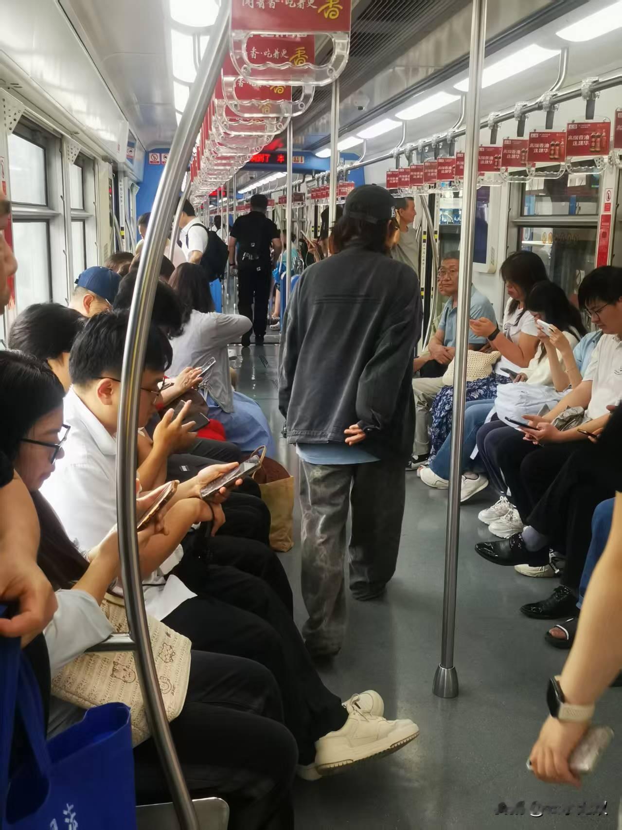 真心话茶局早晨起来坐上地铁，去一个大一点的菜市场买菜，然后匆匆回家开始做饭，虽然