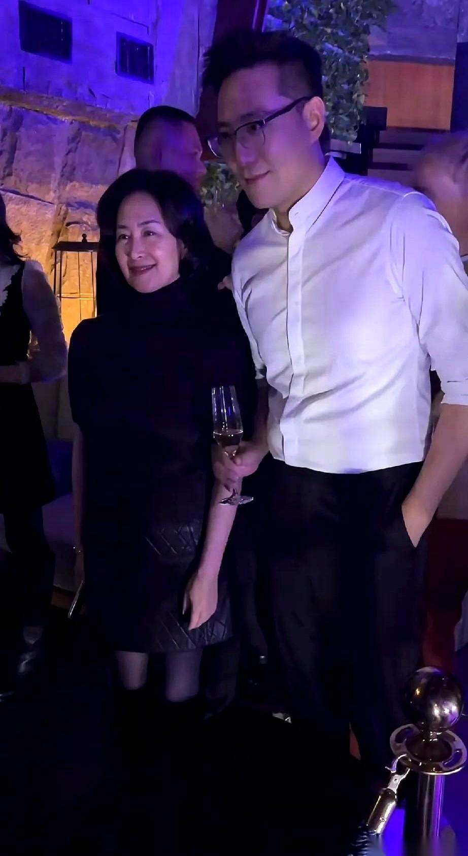 那个端着酒杯凑过去的帅哥，估计心里都盘算好了。
结果人家何超琼，就那么看着他，笑