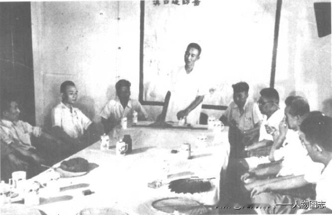 ③1954年,召集武汉防汛总指挥部会议。左二起:李尔重、宋侃夫，王任重、张平化、