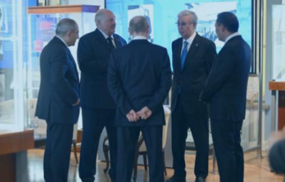 5国领导人已经有4个达到俄罗斯了！12月22日，普京背手而立，与刚从日本赶来的哈