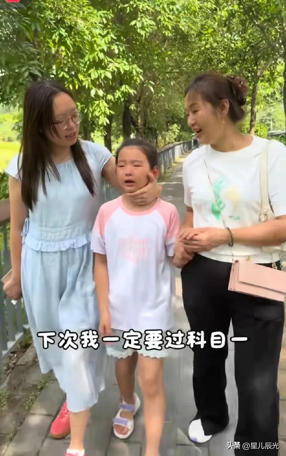 谢浩男大妹没过科目一，螺蛳粉妹妹居然哭了！谢浩男大妹说，下次让小妹再来陪自己考一