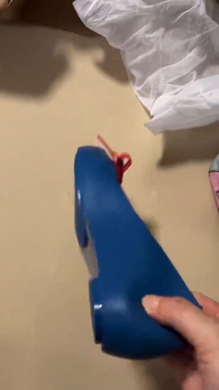 我买了一个鞋，它真的很好看，它就是很瘦，很甜美，像白雪公主一样。但是怎么到我脚上