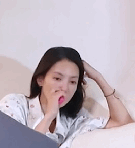 #周雨彤藏电子烟#造谣金晨的散了吧，她这是刮胡刀[允悲][笑cry][笑cry]