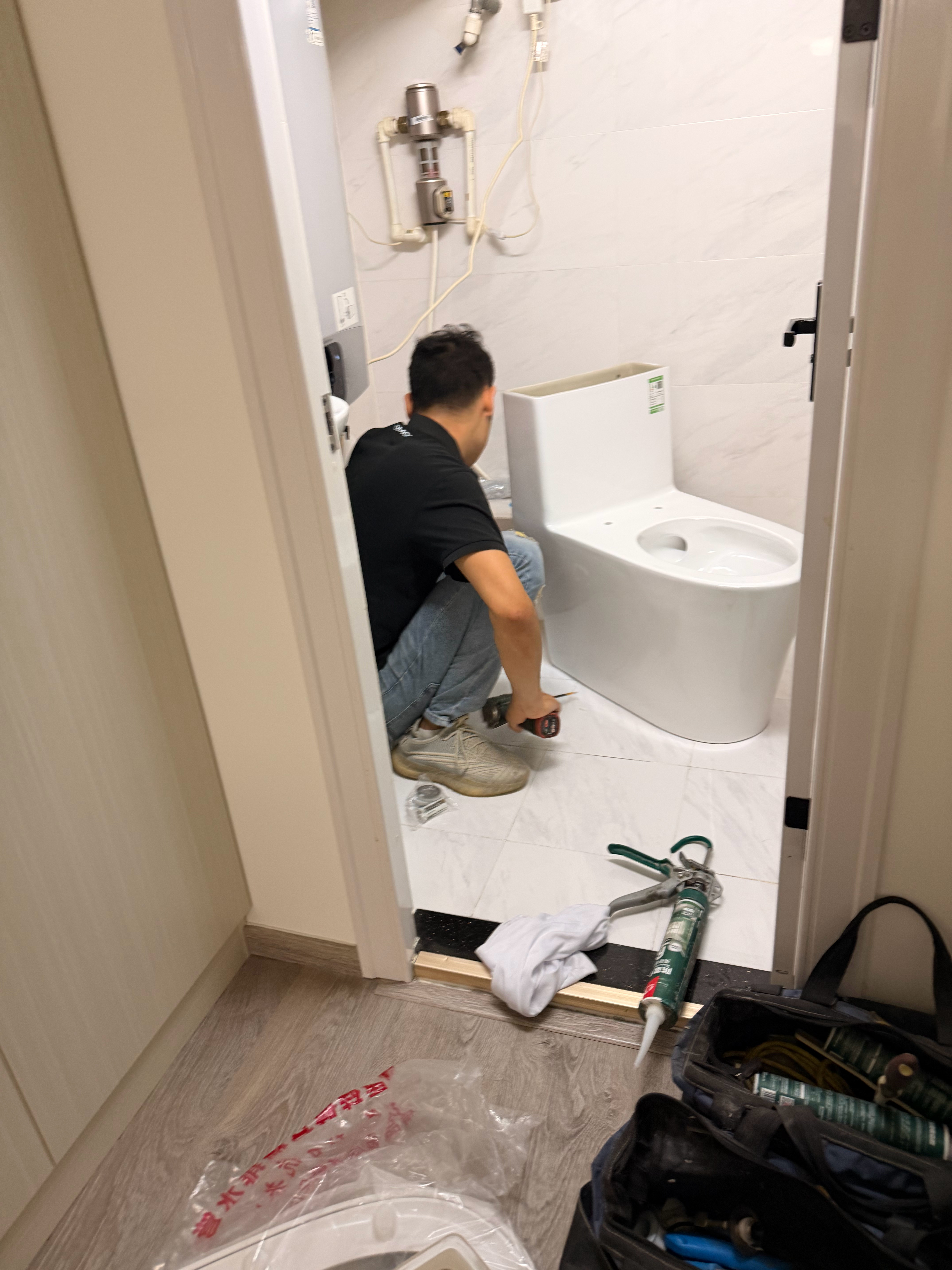 次卫换了个马桶，师傅还挺不错的 