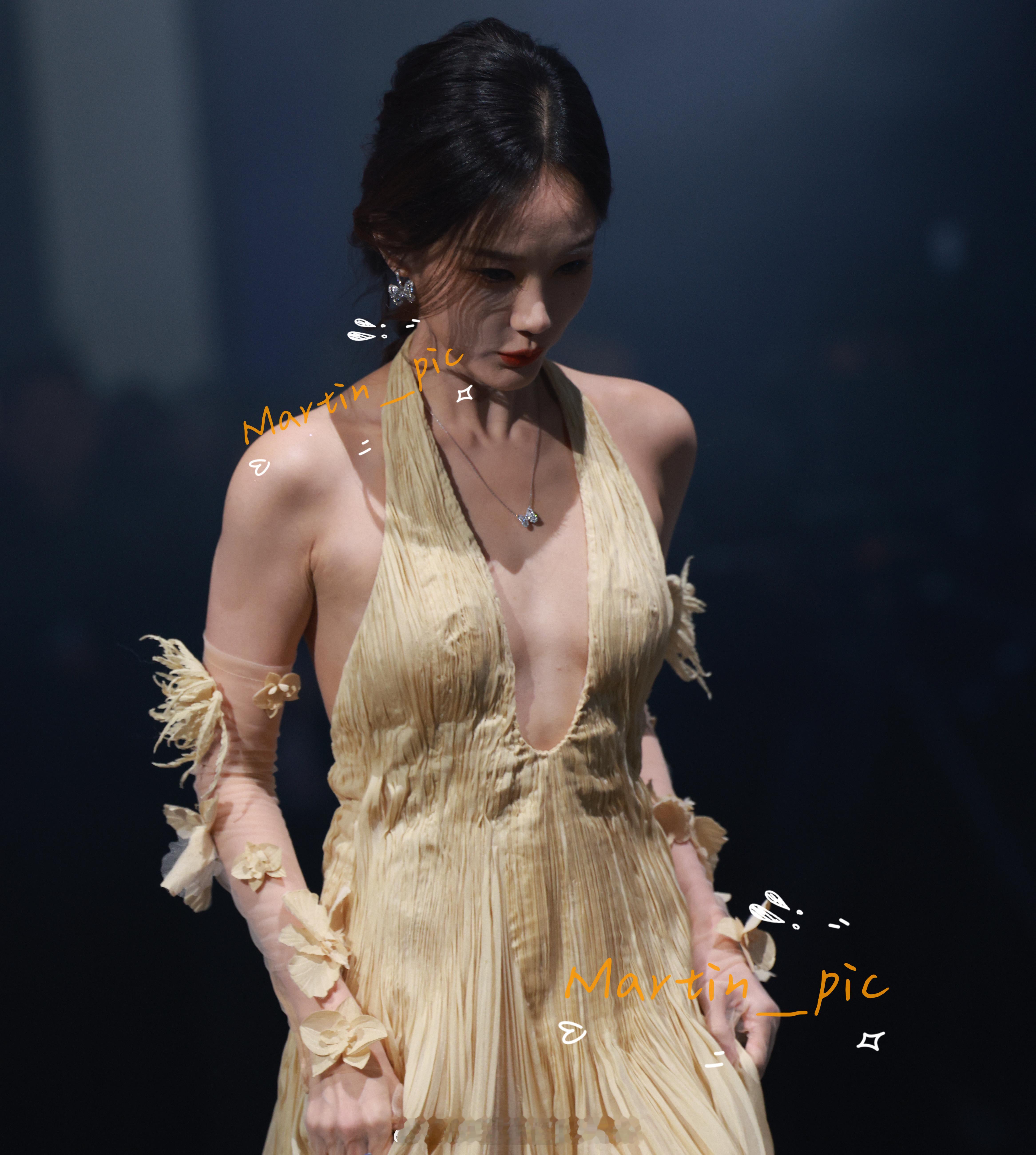 #李一桐[超话]# 感受桐宝生图直出的魅力，俏黄蓉回归深V美背桐姐鲨疯了[舔屏]