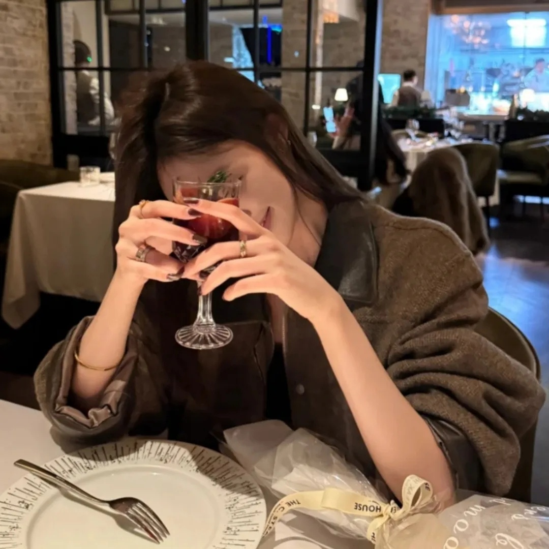 “暖味真的太上头了 偷偷牵手 凑到耳边说话 喝酒时挡酒 共用一个酒杯 一起去洗手