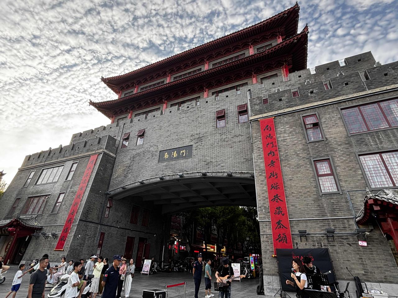 晒图笔记大赛每周五傍晚，咸阳南阳门在有乐队演出。感觉是网红“锅盖吖！