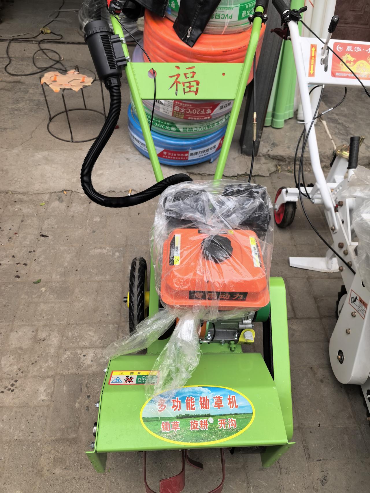 我给岳父的生日礼物，是一辆微型旋耕机。

前天，是岳父的生日，我们提前给他庆祝过