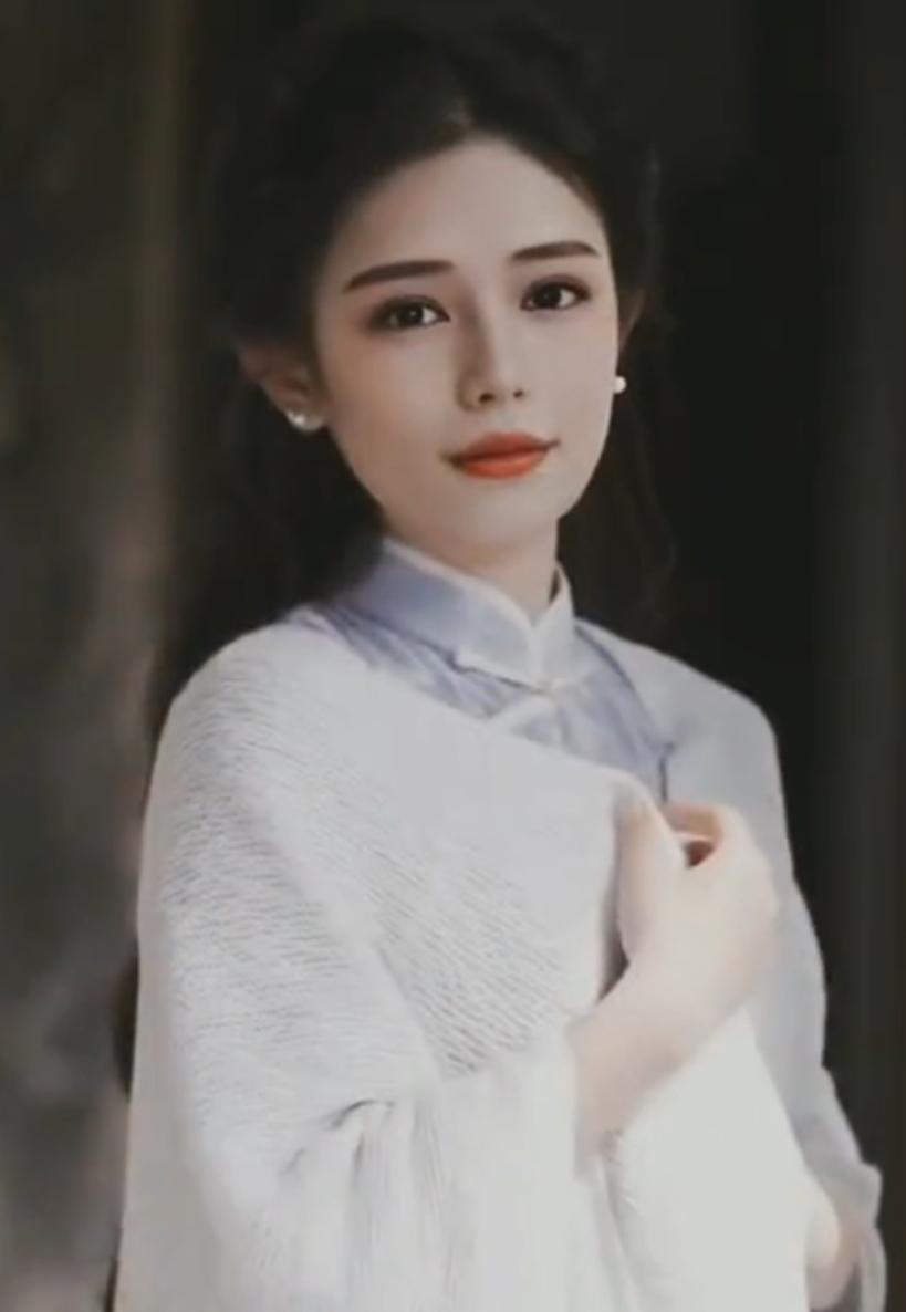 有你正好

文/秦声自媒体

人海来去如潮
偏偏为你停靠
我的世界很小
有你正好