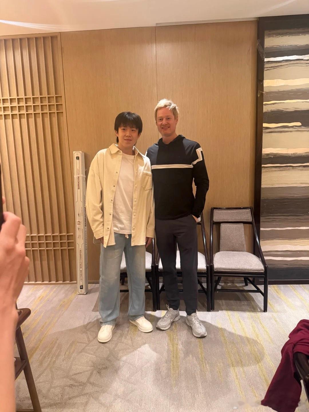 塞尔比和马龙王楚钦聚餐🎱斯诺克世界冠军尼尔·罗伯逊、马克·塞尔比与马龙、王楚钦