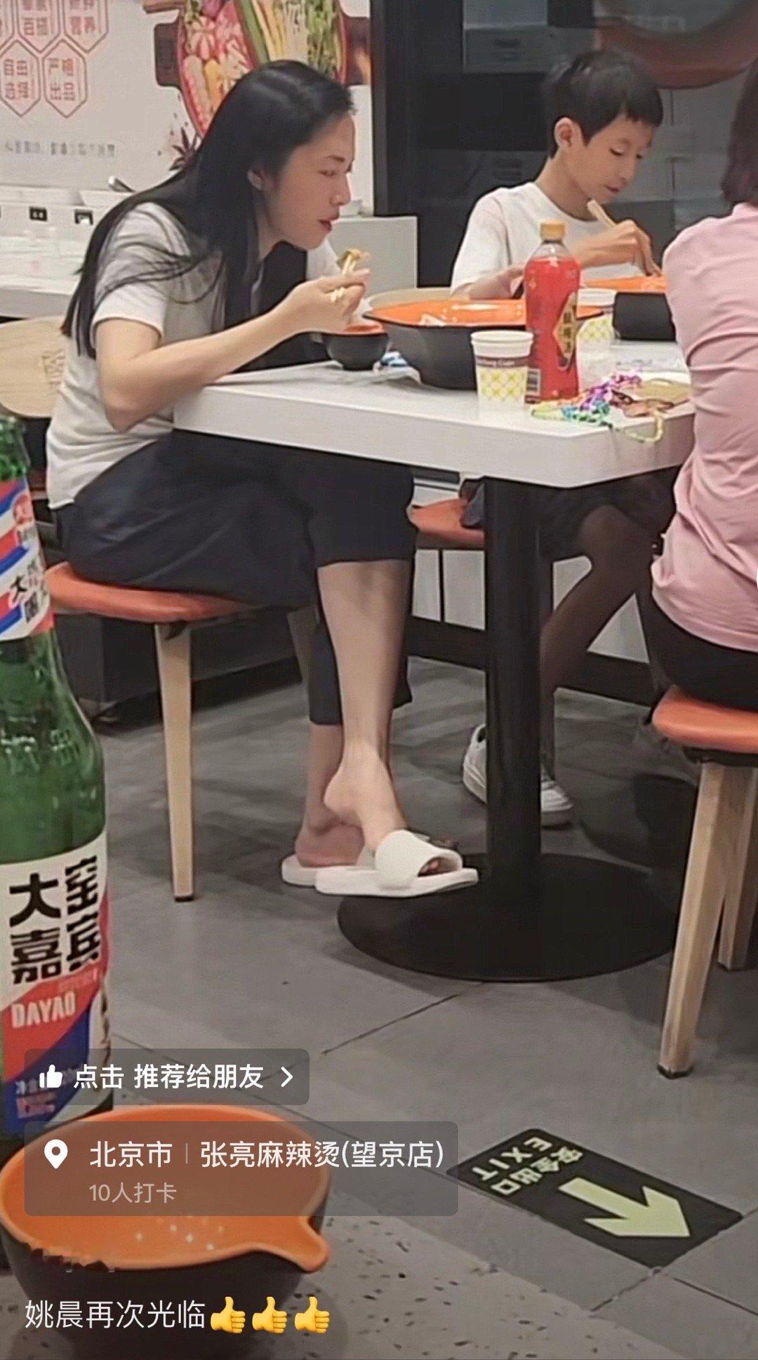 #姚晨带儿子吃麻辣烫#偶遇姚晨带儿子吃麻辣烫！原来明星也这么接地气的呀[允悲] 