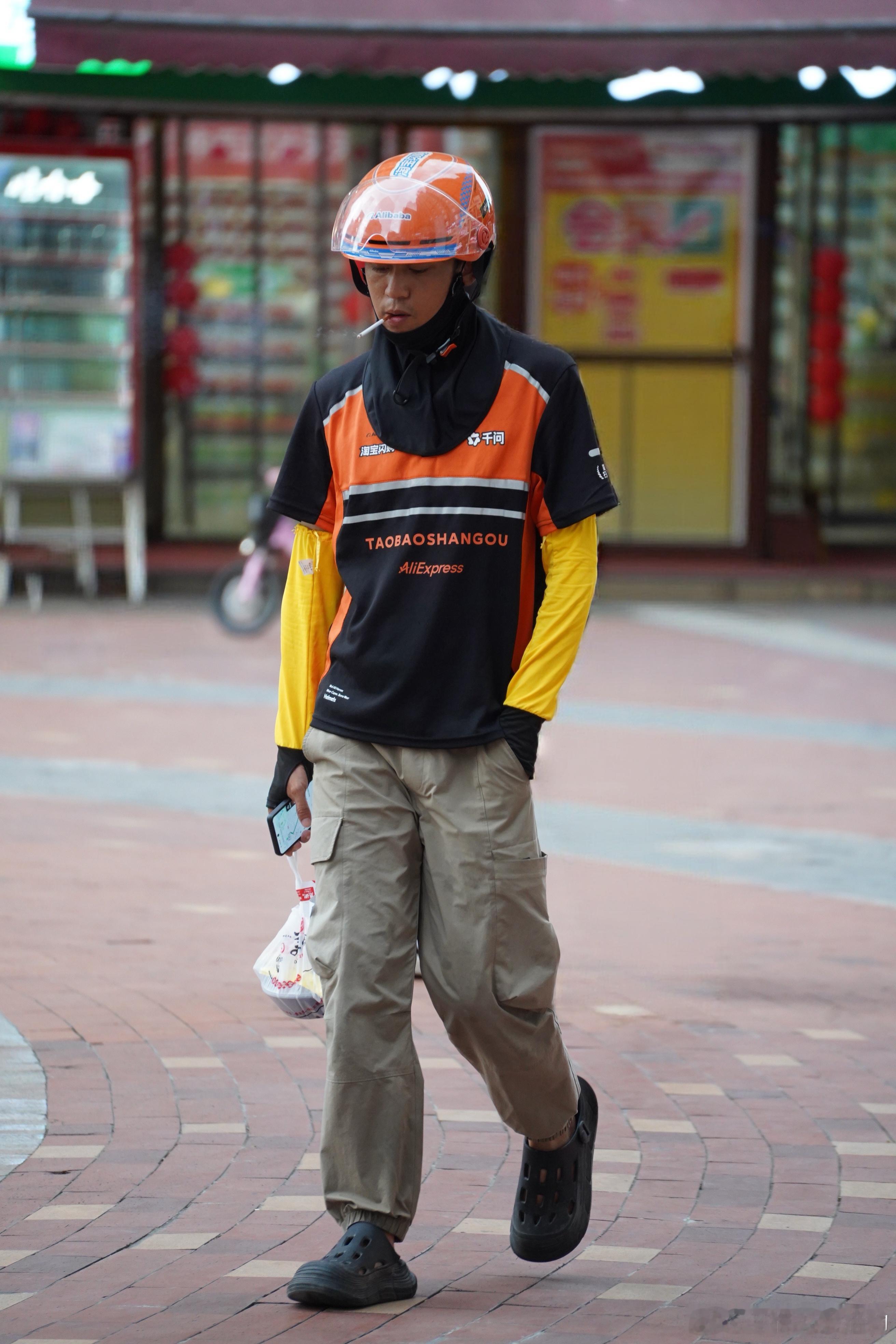 小哥走路的姿势，飒沓如流星 ​​​