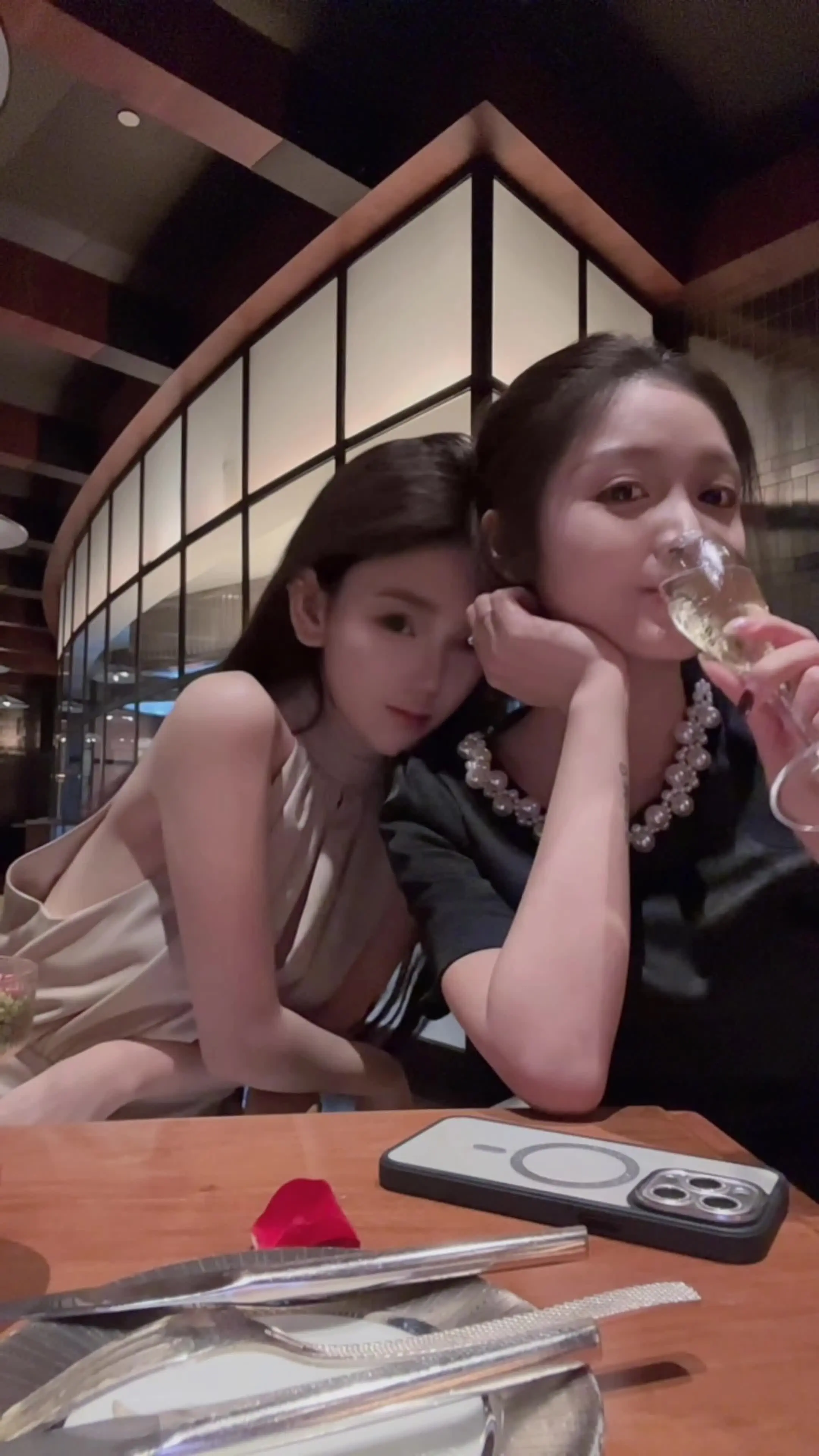我真的 一个人走了很久很久的路 无数的瞬间 日夜我都在想如果有人能陪在...
