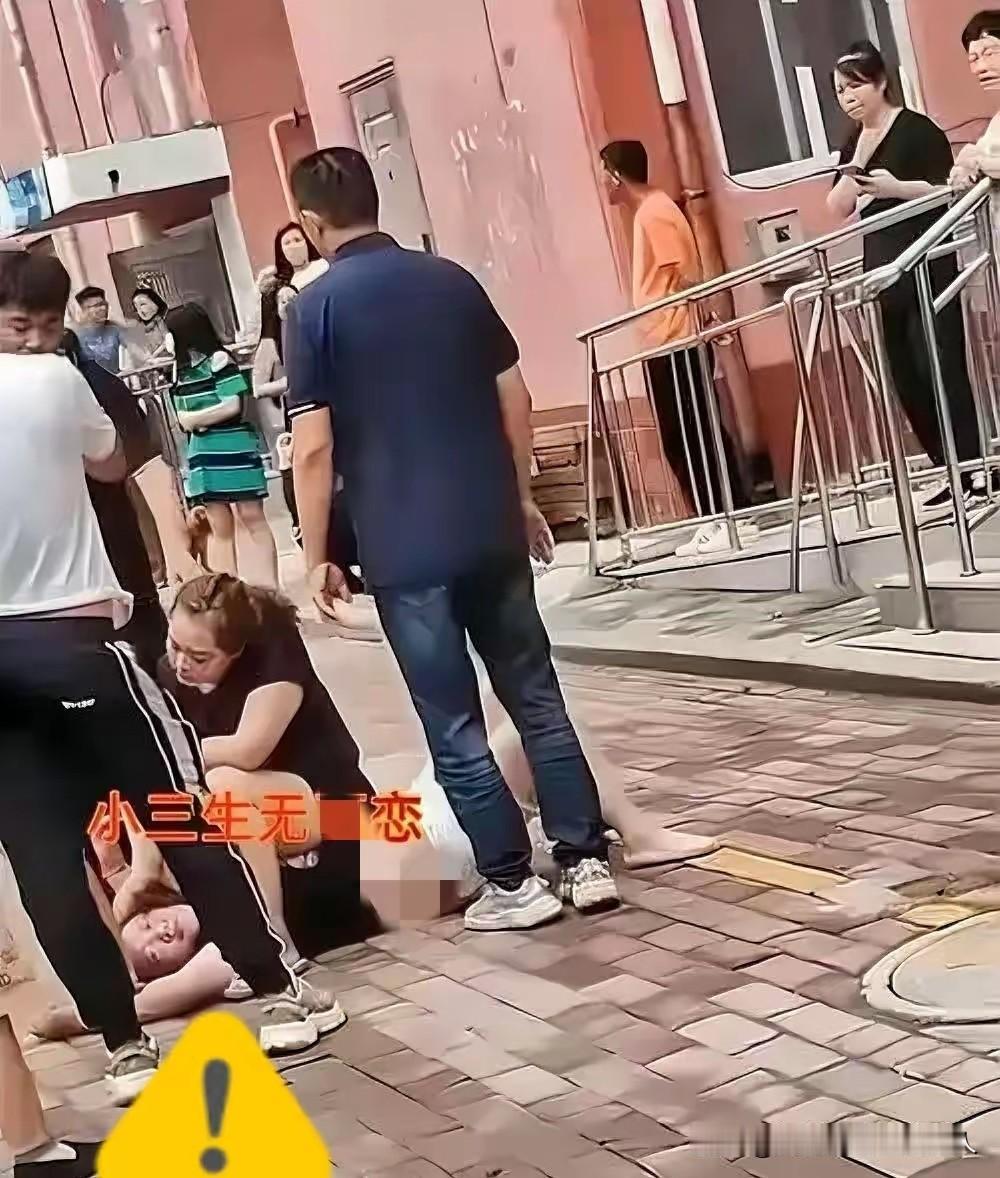 这事看法院的基本态度一致：保护配偶的合法权益，不支持用共同财产来养小三。

男人