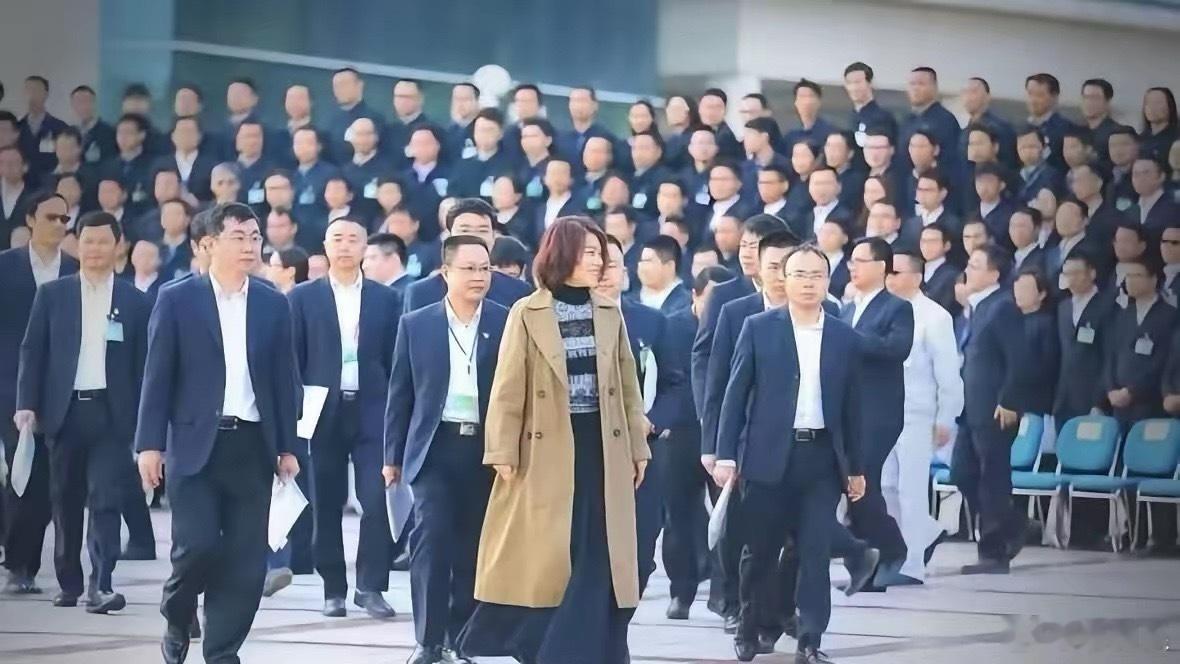 董明珠这一次要被打工人狠狠记住了她在央视采访时说，普通员工不用谈奉献，把自己的活