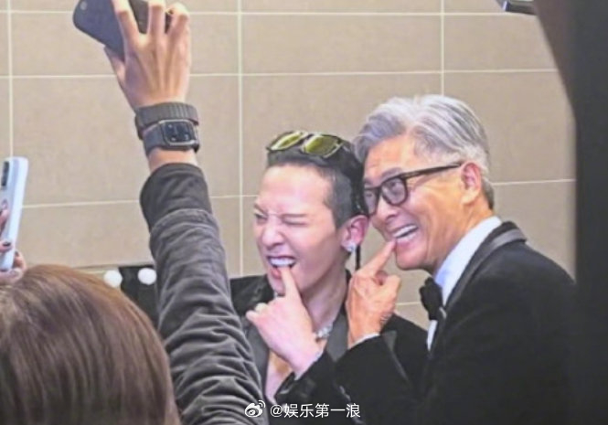 周润发权志龙mama合照 原来周润发权志龙在香港mama的后台还合照了，什么时候