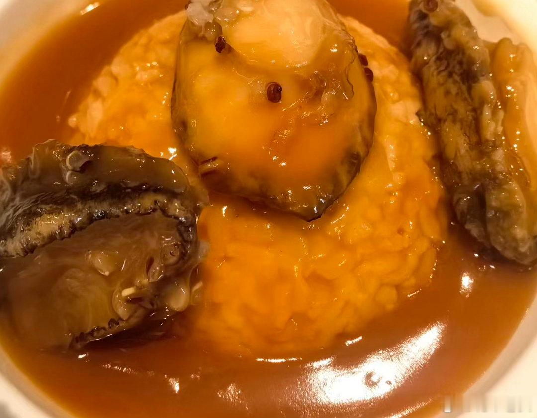 午饭吃的很好，小诺选的餐厅，她说这顿饭她请客。鉴于昨晚的体验，她这顿的犹如雪中送