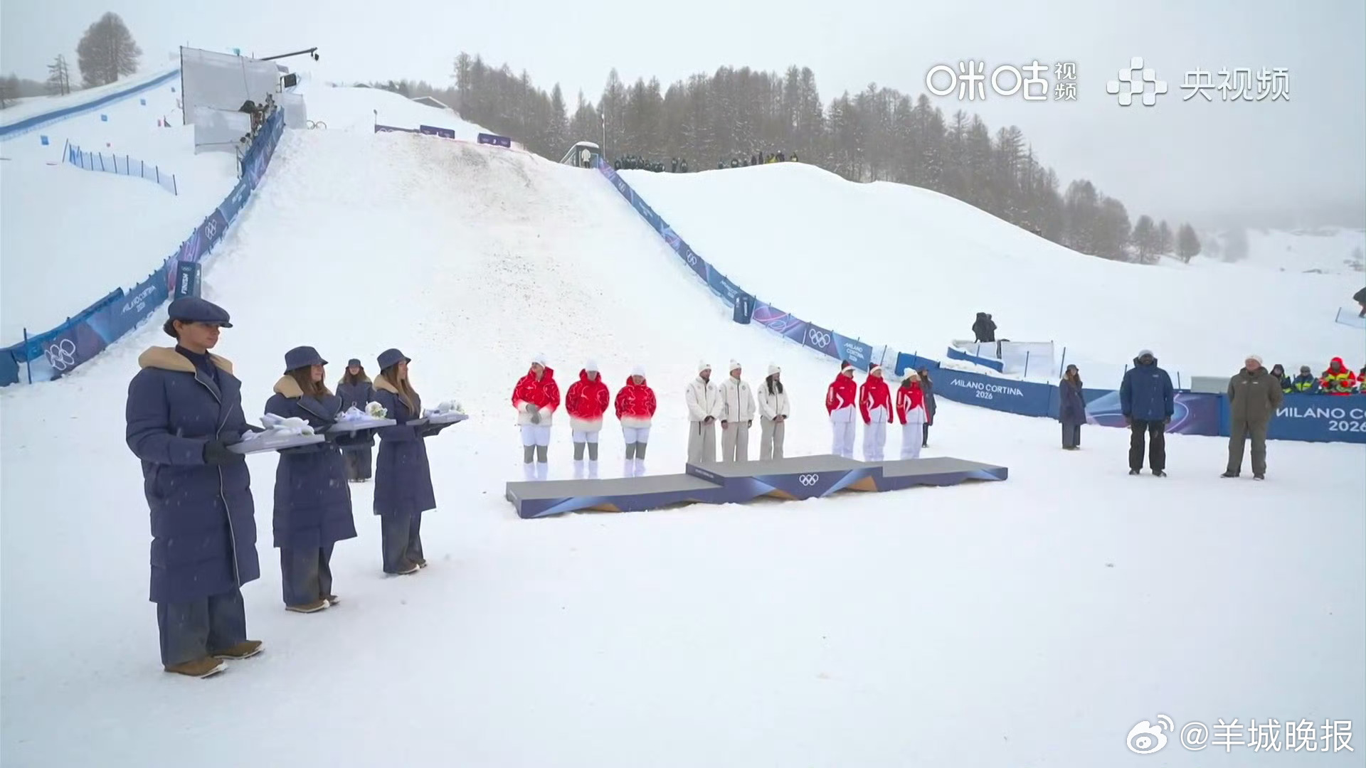 #徐梦桃王心迪李天马登上领奖台#三位健儿携手拼搏，为中国空中技巧再添荣光。不要气