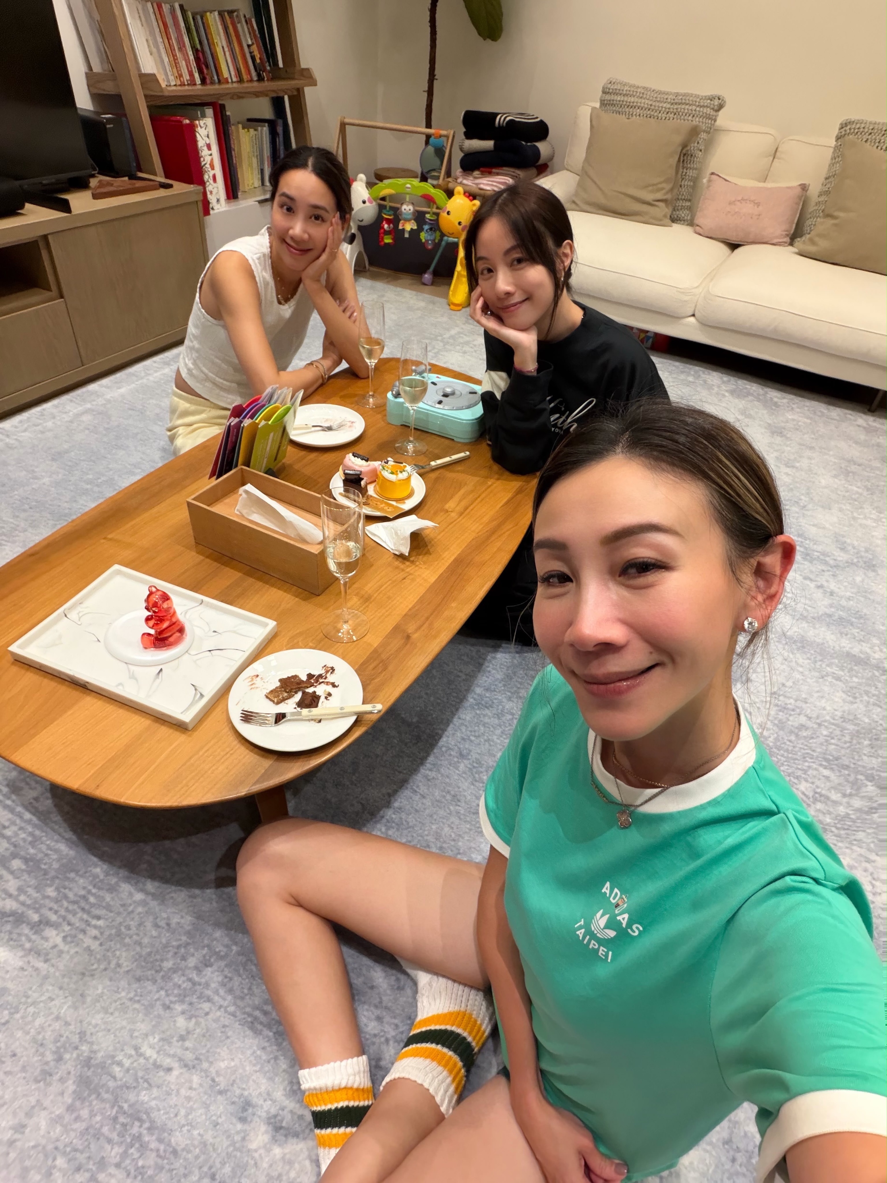 邓丽欣、吴雨霏、区文诗聚会照 ​​​