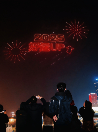 2025年第一个周末杭州无人机送好运  我都不敢想，如果我身处于这样的环境之下的