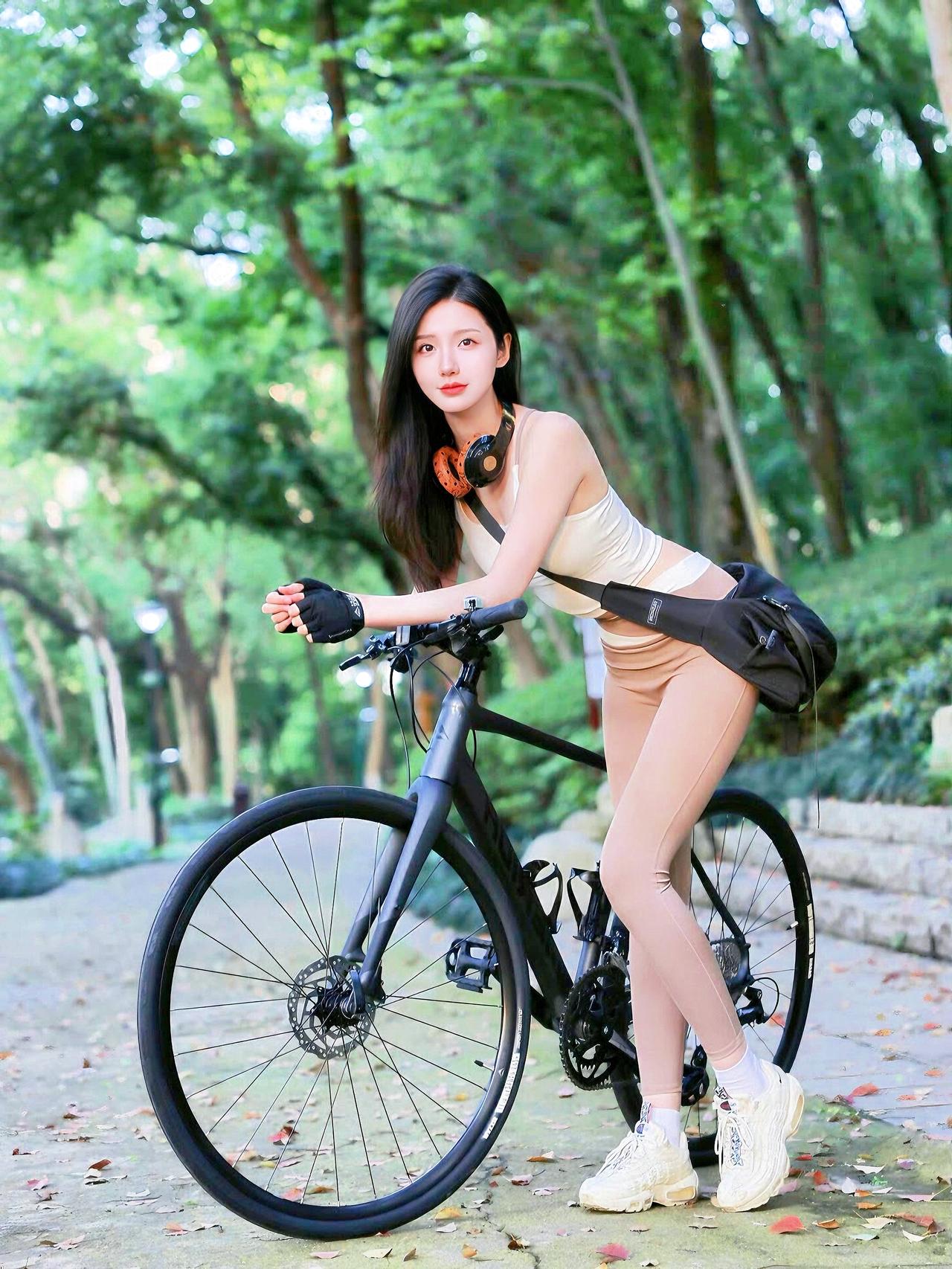 初秋的早晨，独自骑行在绿意盎然的城市公园，享受自由与自然的美好时光。自然风光骑行