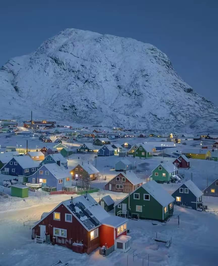 谁能想到，往日冷冷清清的格陵兰岛，如今竟成了欧洲各国军人的专属打卡地！

照这样