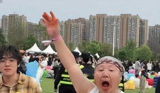 大叔这波操作属实硬核，谁能想到吃爆辣的战斗力，全是为了给老婆换金戒指呢？一口口小